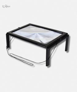 Grande loupe sur pied pour une lecture confortable
