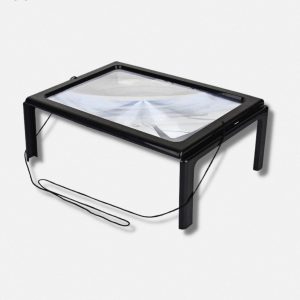 Grande loupe sur pied pour une lecture confortable