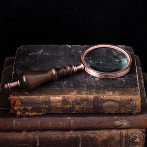 Accessoire de loupe ancienne, parfait pour les amateurs de curiosités