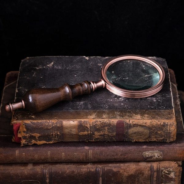 Accessoire de loupe ancienne, parfait pour les amateurs de curiosités