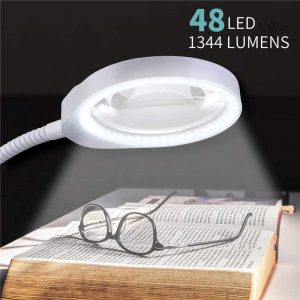 Loupe éclairante pour une lecture confortable