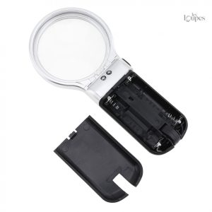 Vision agrandie avec cette loupe de lecture x5 compacte
