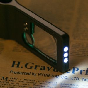 Loupe avec lumière intégrée pour une meilleure visibilité