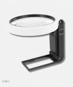 Loupe éclairante sur pied pour une lecture confortable