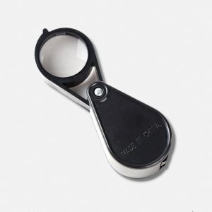 Loupe de poche pour examiner des pièces de monnaie