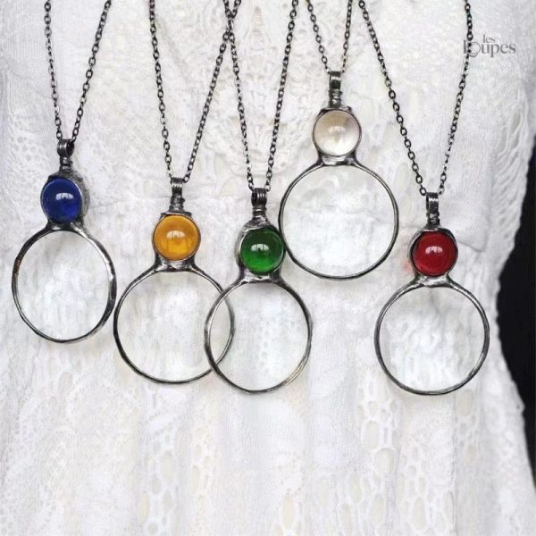 Loupe de poche en pendentif, design élégant et fonctionnel